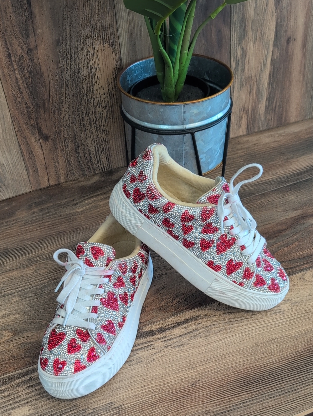 Betsey Johnson Sidney Rhinestone Heart Platform Sneakers 7M    568A